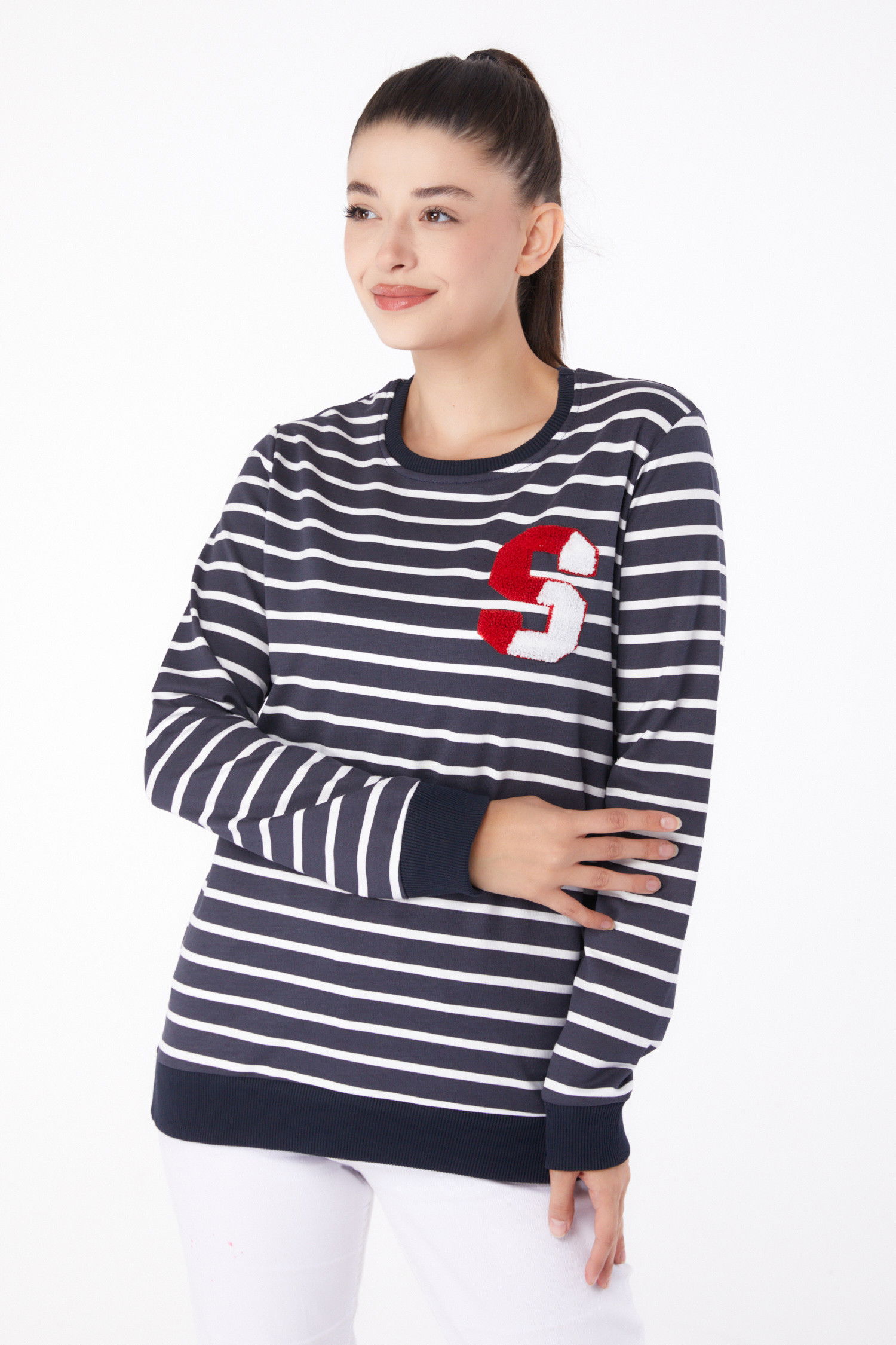 Düz Bisiklet Yaka Kadın Siyah Nakışlı Sweatshirt - 26286 SİYAH