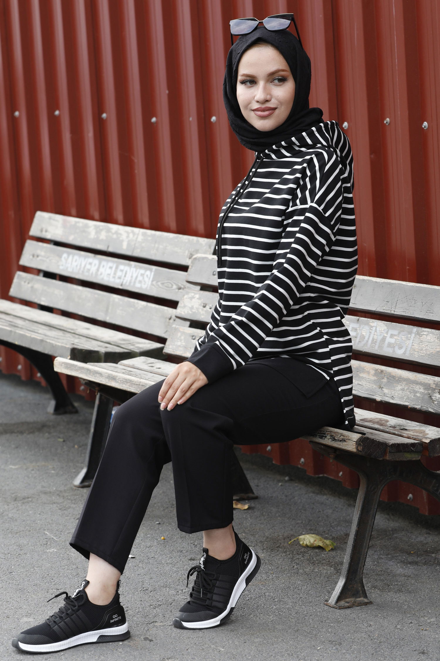 Düz Orta Kadın Siyah Kapsonlu Sweat - 21200