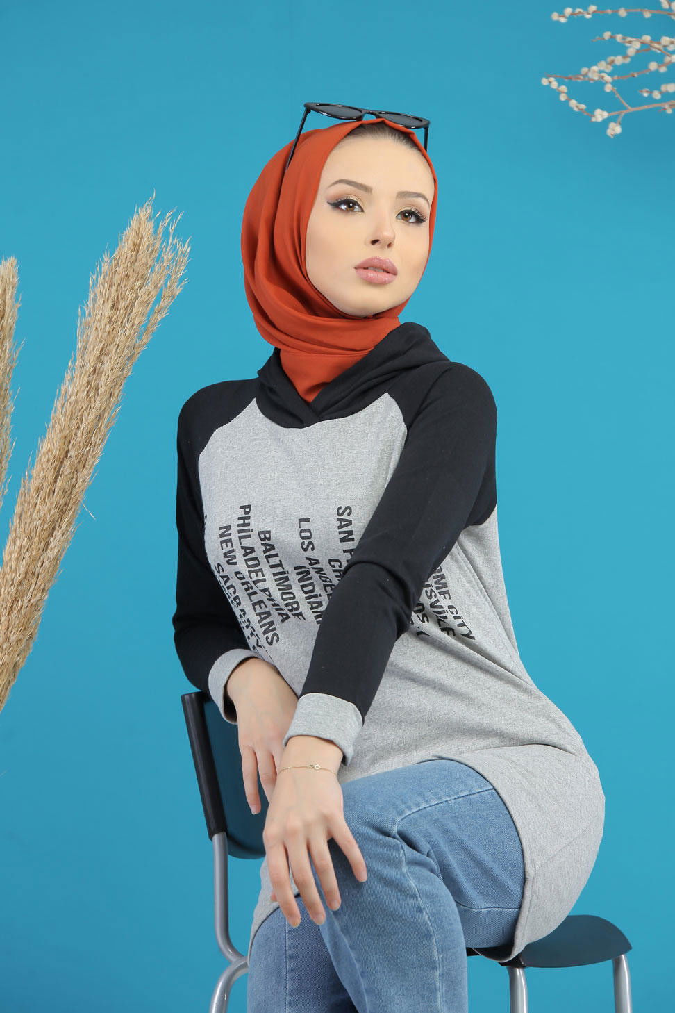 Düz Orta Kadın Gri Kapşonlu Baskılı Tunik Siyah  - 7769 GRİ