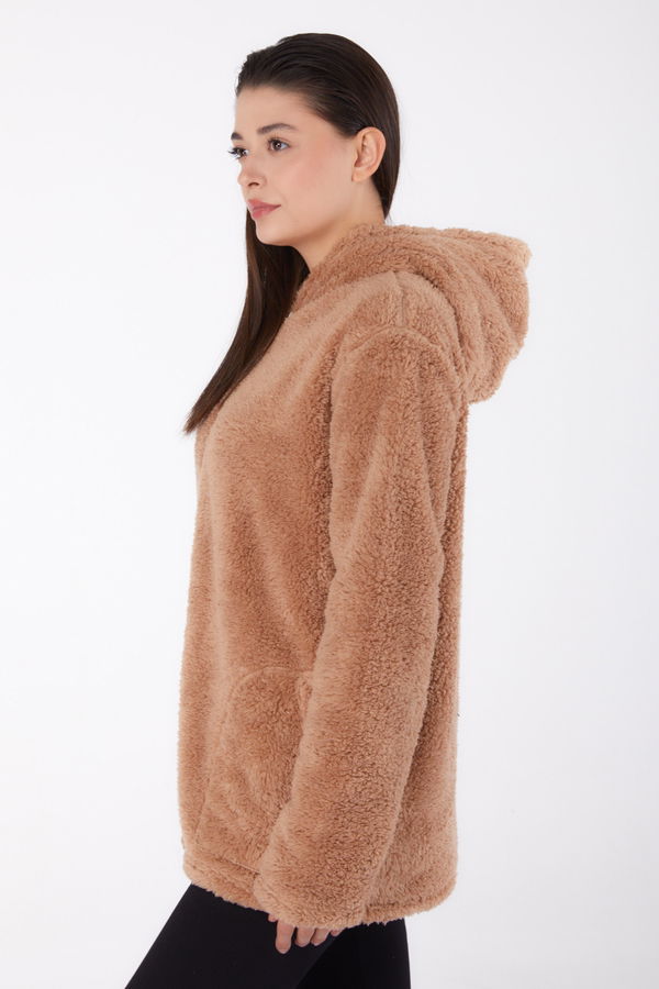 Düz Kapşonlu Yaka Kadın Vizon Peluş Kısa Mont - 26459 VİZON