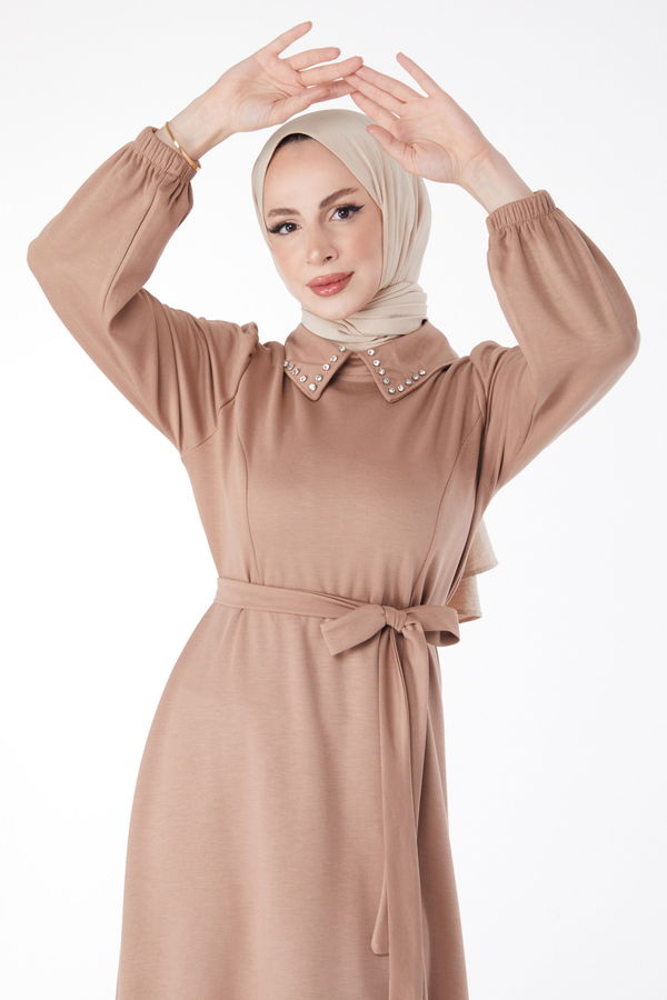 Yaka Taş Detaylı Kuşaklı Elbise Vizon - 24758 VİZON